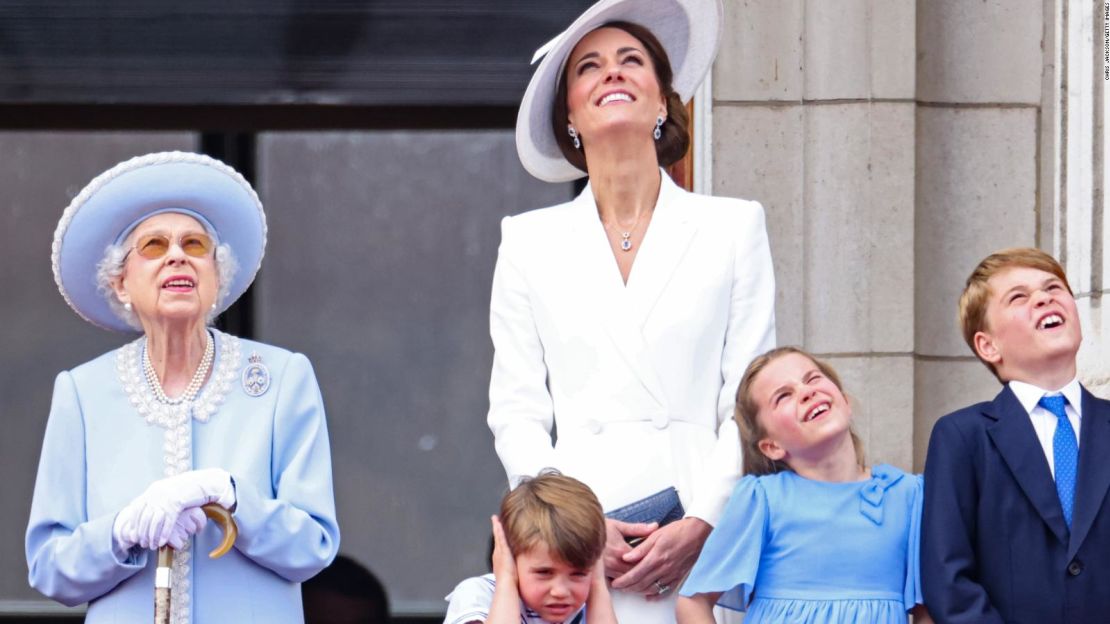 La reina Isabel II, el príncipe Luis, Catalina, la duquesa de Cambridge, la princesa Charlotte y el príncipe George observan el vuelo de la Royal Air Force desde el balcón del Palacio de Buckingham el jueves.