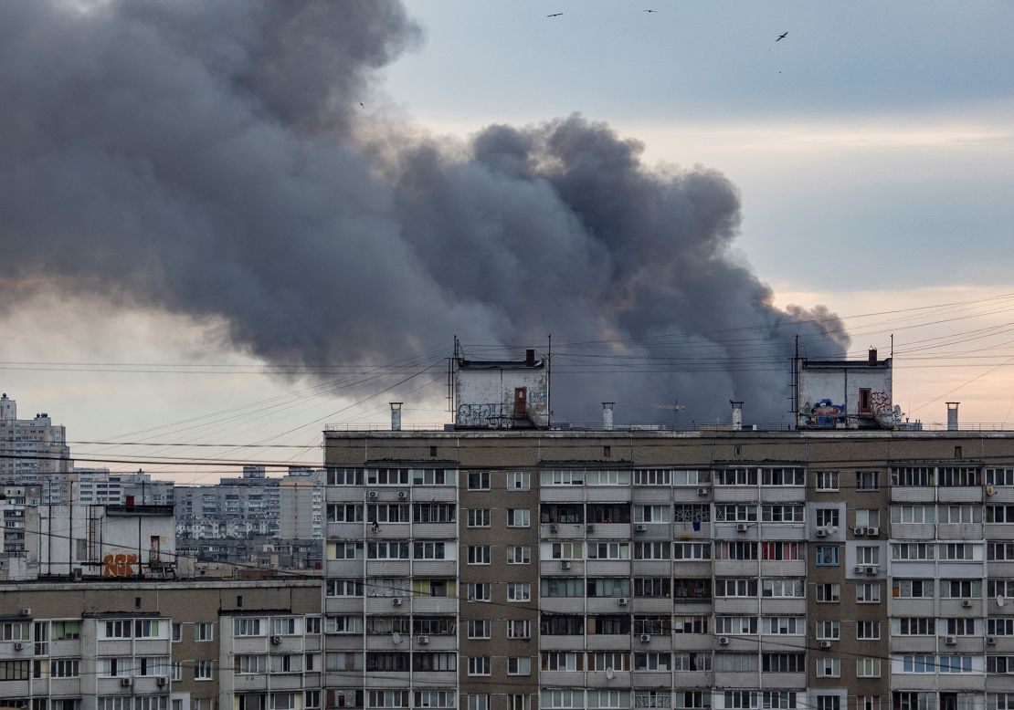 El humo se eleva después de un ataque con misiles en Kyiv, Ucrania, el 5 de junio.