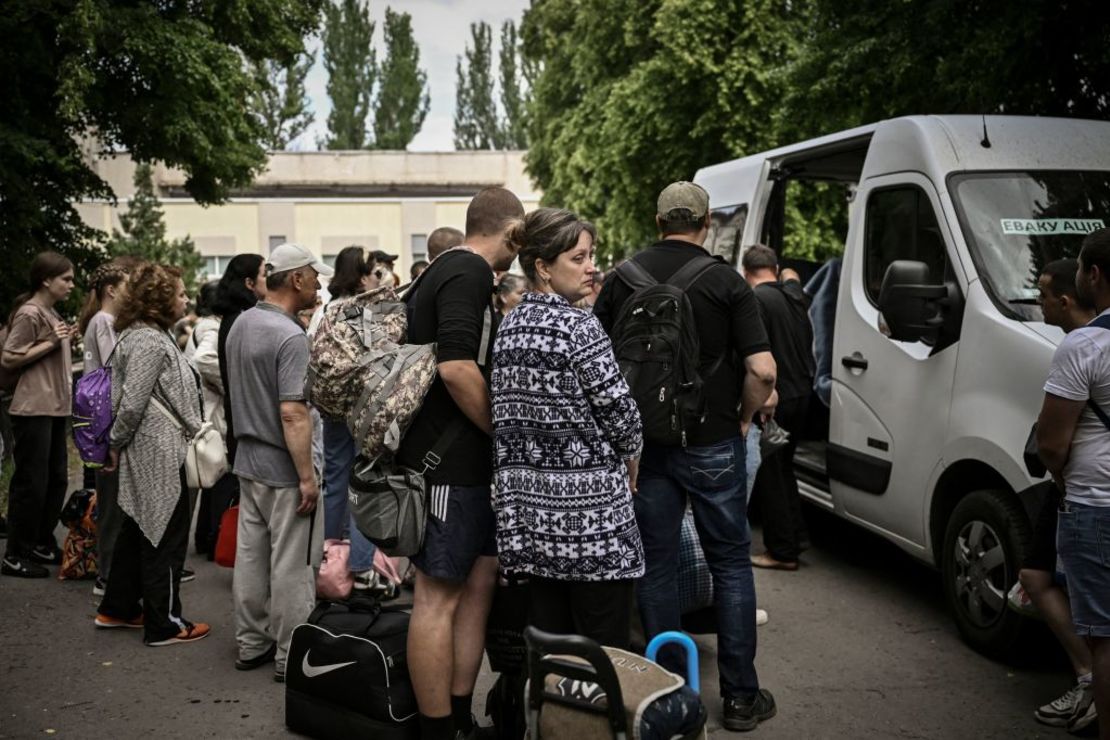 Los residentes de Sloviansk evacuan la ciudad en la región oriental ucraniana del Donbás el 2 de junio de 2022.