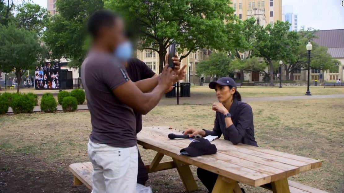 Joel intenta usar un teléfono proporcionado por el gobierno para registrarse con ICE durante una entrevista con Rosa Flores de CNN. CNN oscureció parte de esta imagen para proteger la seguridad del sujeto.