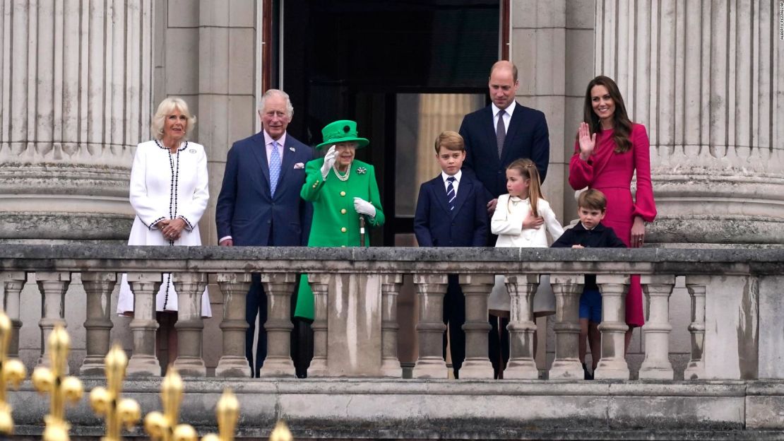 La reina Isabel II saluda a la multitud durante el último día de las celebraciones de su Jubileo de Platino, en las afueras del Palacio de Buckingham en Londres este domingo.