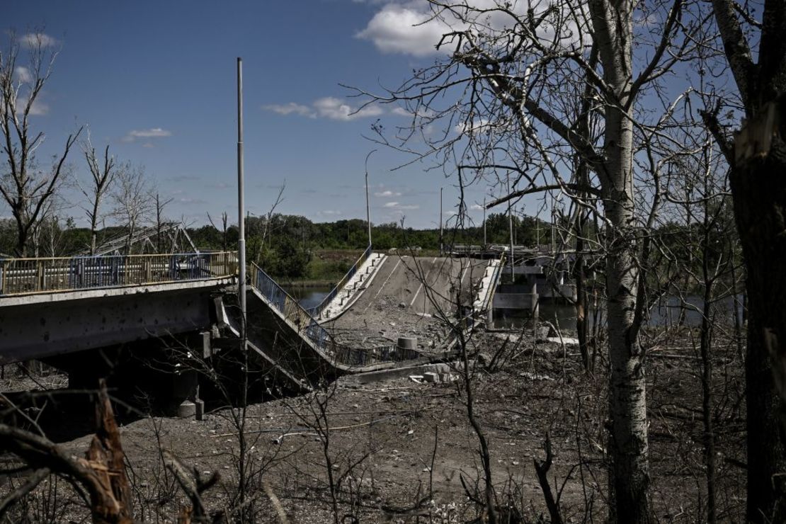 Esta imagen tomada el 6 de junio de 2022, en la ciudad de Raihorodok en la región oriental ucraniana de Donbas muestra un puente derribado, que conduce a la ciudad rusa capturada de Lyman.