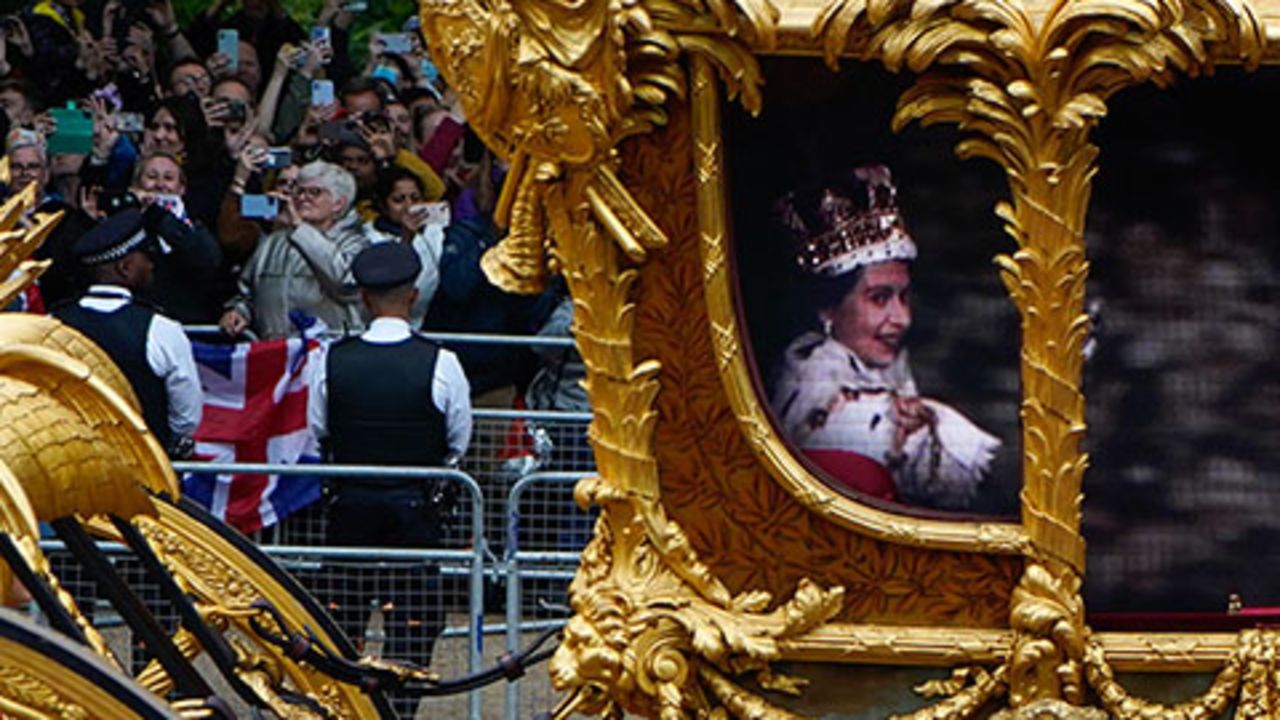 An hologram of Britain's Queen Elizabeth II is projected on the Gold State Coach during the Platinum Pageant in London on June 5, 2022 as part of Queen Elizabeth II's platinum jubilee celebrations. - The curtain comes down on four days of momentous nationwide celebrations to honour Queen Elizabeth II's historic Platinum Jubilee with a day-long pageant lauding the 96-year-old monarch's record seven decades on the throne. (Photo by Niklas HALLE'N / AFP)