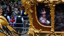 An hologram of Britain's Queen Elizabeth II is projected on the Gold State Coach during the Platinum Pageant in London on June 5, 2022 as part of Queen Elizabeth II's platinum jubilee celebrations. - The curtain comes down on four days of momentous nationwide celebrations to honour Queen Elizabeth II's historic Platinum Jubilee with a day-long pageant lauding the 96-year-old monarch's record seven decades on the throne. (Photo by Niklas HALLE'N / AFP)