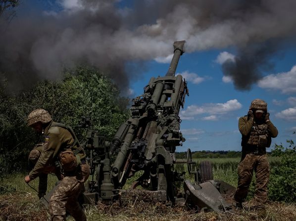 Miembros del servicio ucraniano disparan un proyectil de un obús M777 cerca de una línea del frente, mientras continúa el ataque de Rusia a Ucrania, en la región de Donetsk, Ucrania el 6 de junio de 2022.