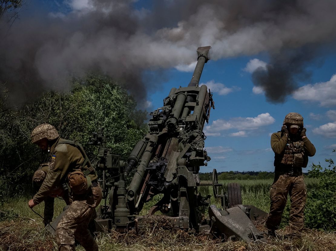 Miembros del servicio ucraniano disparan un proyectil de un obús M777 cerca de una línea del frente, mientras continúa el ataque de Rusia a Ucrania, en la región de Donetsk, Ucrania el 6 de junio de 2022.