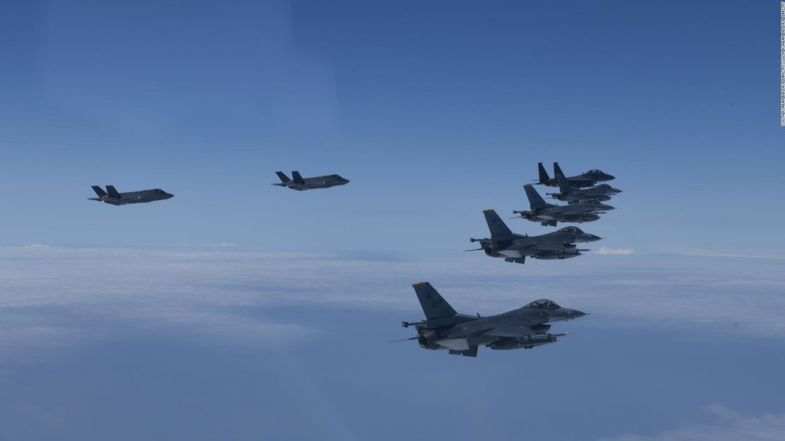 Aviones de combate de las fuerzas aéreas de Corea del Sur y Estados Unidos sobrevuelan el Mar Amarillo, o Mar del Oeste, el martes por la mañana.