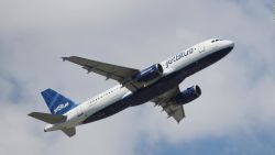 CNNE 1220269 - jetblue y frontier compiten por la compra de spirit