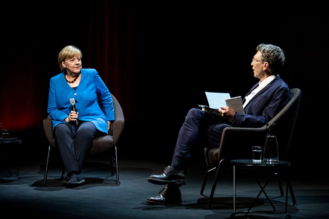 La excanciller de Alemania, Angela Merkel, responde preguntas del periodista y autor Alexander Osang en el Berliner Ensemble en Berlín, Alemania, el martes 7 de junio.