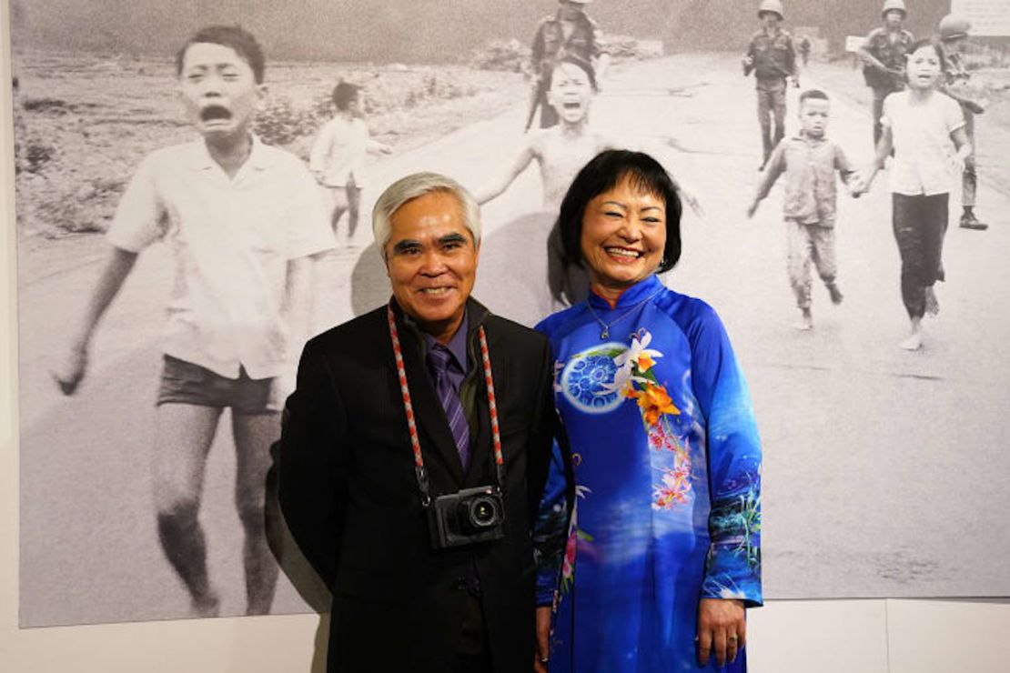 Nick Ut y Kim Phuc fotografiados juntos en mayo de 2022 en Milán, Italia.