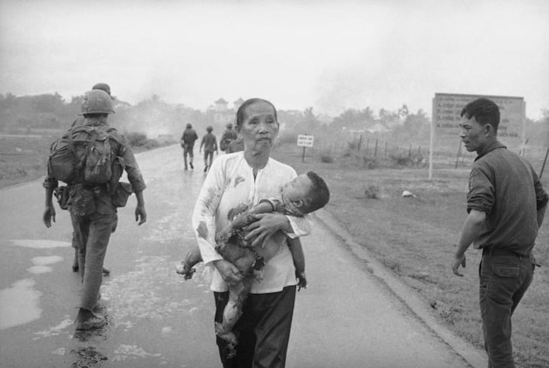 Otra de las imágenes de Ut de ese día muestra a una abuela vietnamita cargando a su nieto gravemente quemado.