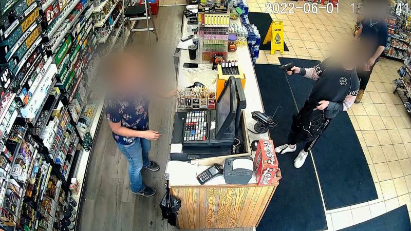 capta a un menor de 12 años armado cuando roba una gasolinera y dispara al techo
