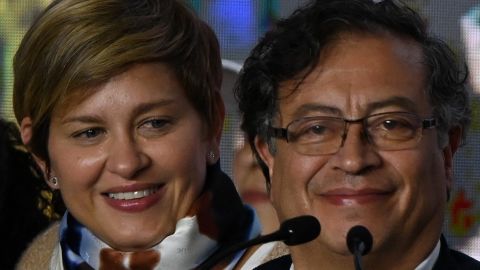 Verónica Alcocer con Gustavo Petro el 29 de mayo de 2022