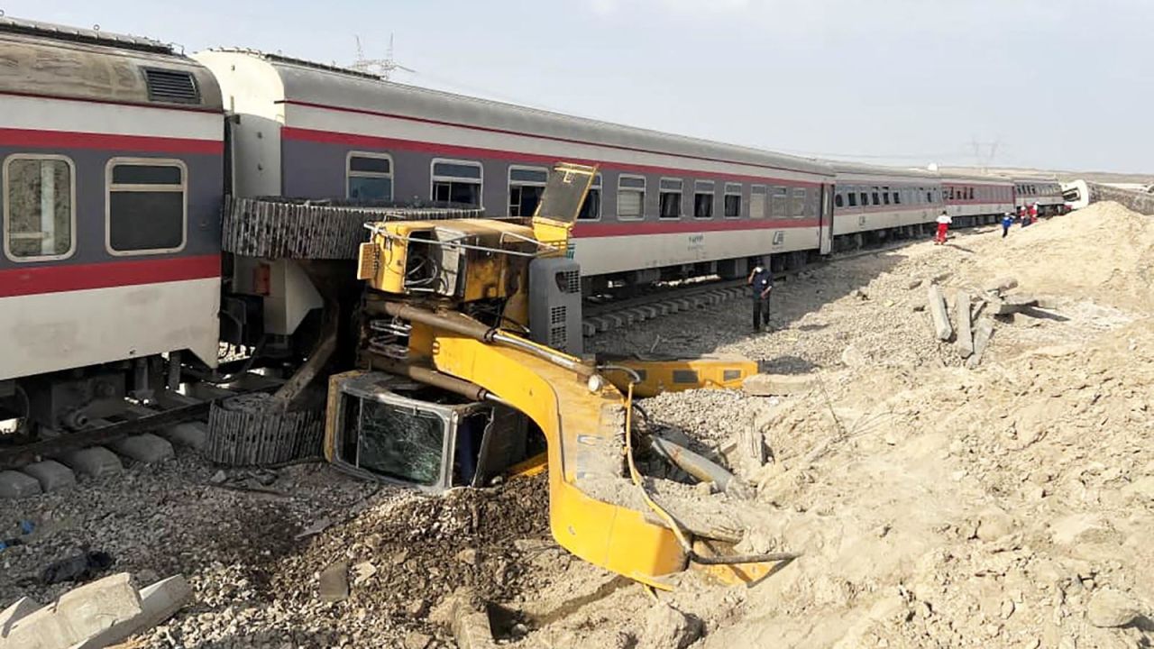 CNNE 1220729 - accidente de tren en iran deja al menos 17 muertos