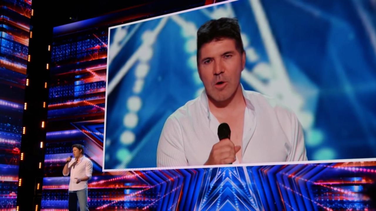 CNNE 1220985 - mira a "simon cowell" cantando para simon cowell en vivo