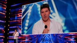 CNNE 1220985 - mira a "simon cowell" cantando para simon cowell en vivo