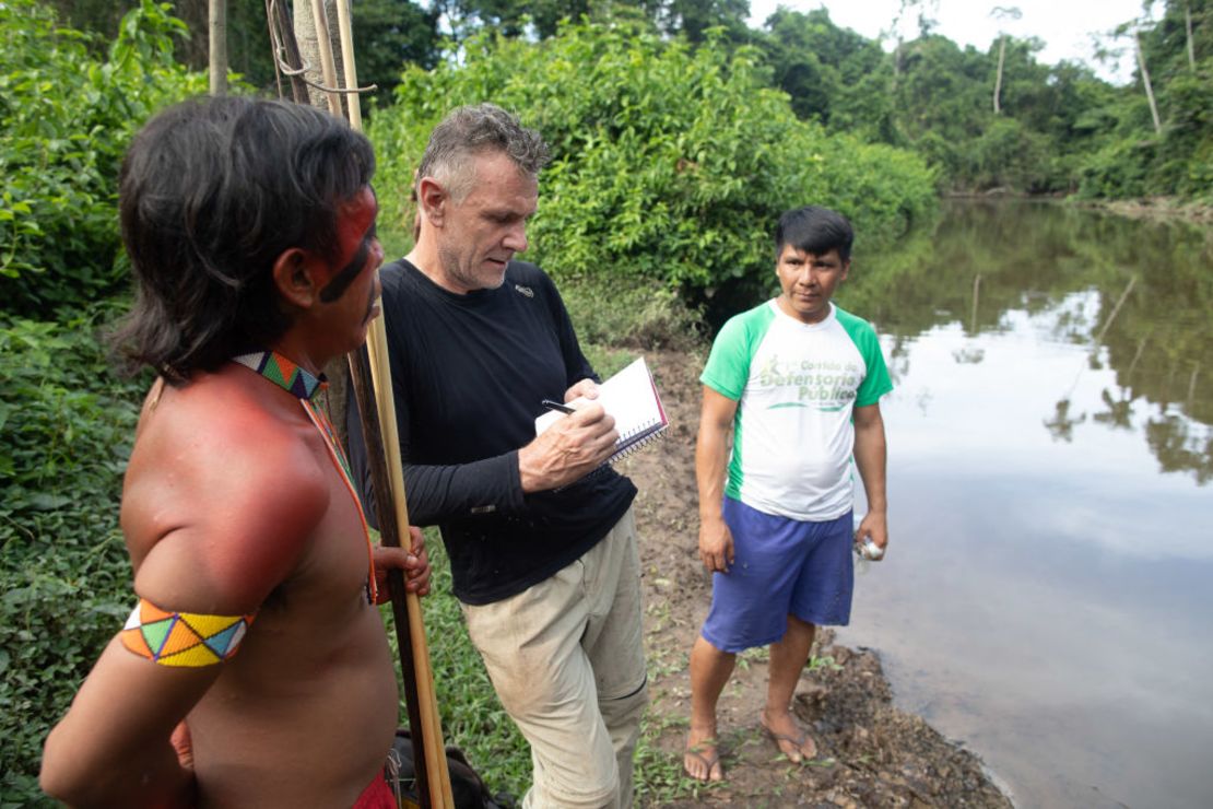 El veterano corresponsal extranjero Dom Phillips (centro) habla con dos hombres indígenas en Aldeia Maloca Papiú, estado de Roraima, Brasil, el 16 de noviembre de 2019.