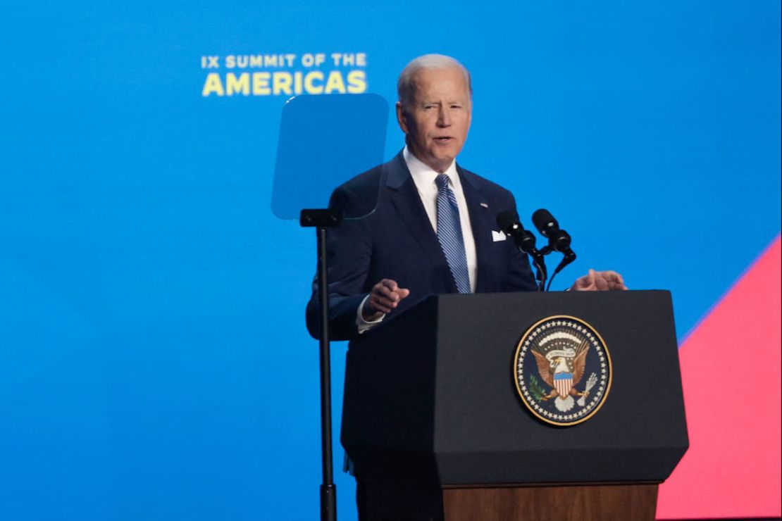 El presidente de Estados Unidos Joe Biden da un discurso de apertura en la ceremonia de inauguración de la Cumbre de las Américas en el Teatro Microsoft de Los Ángeles el 8 de junio de 2022.