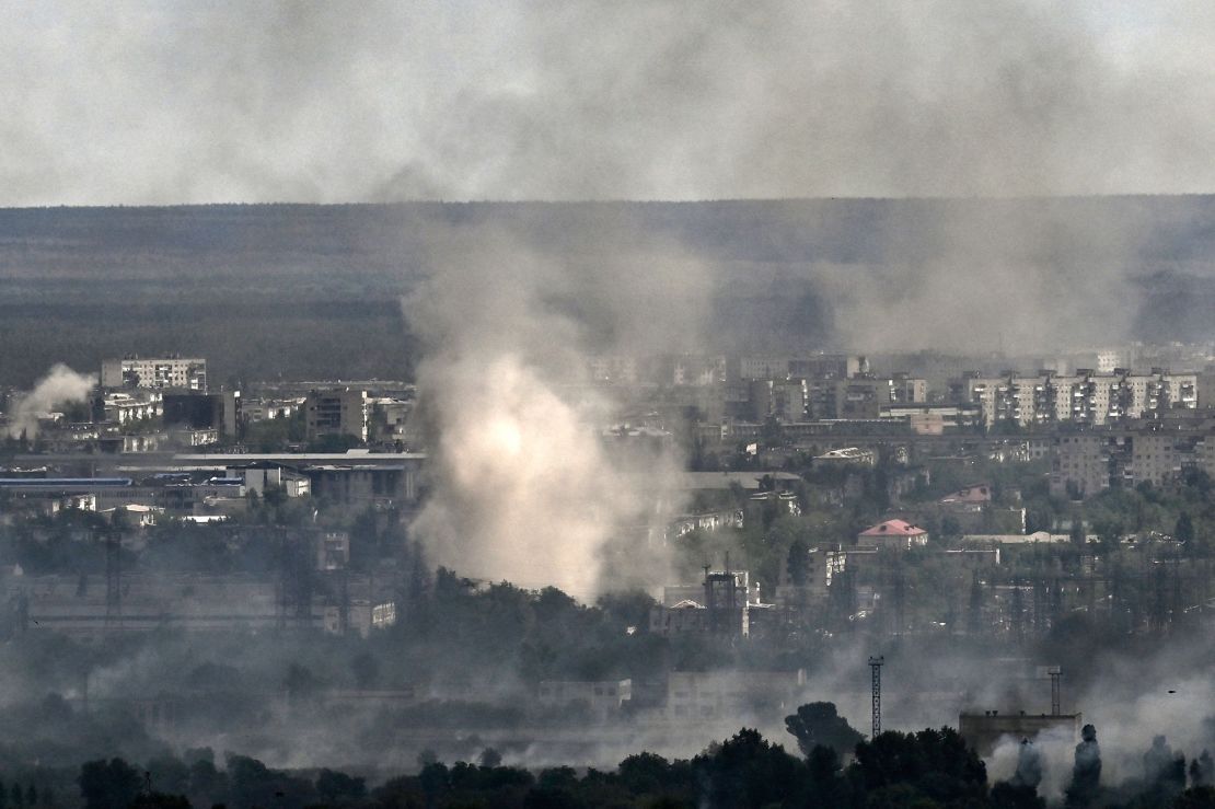 El humo y la suciedad se elevan desde los bombardeos en la ciudad de Severodonetsk, en la región oriental ucraniana de Donbas, el 7 de junio.