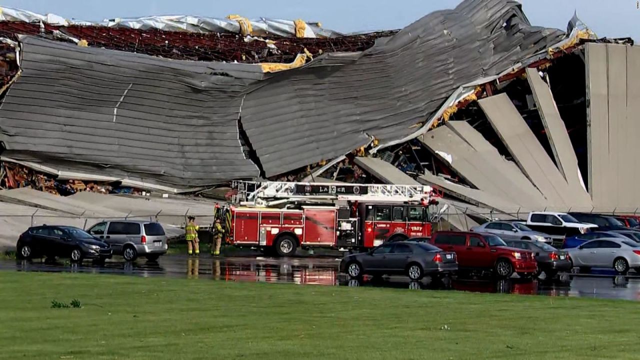 CNNE 1221318 - posible tornado deja serios danos en ohio