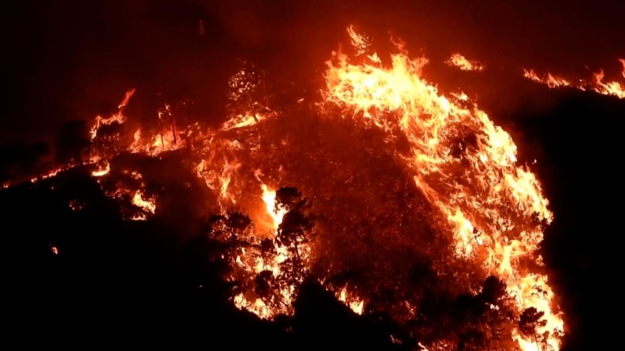 CNNE 1221475 - asi estan los poderosos incendios forestales en espana