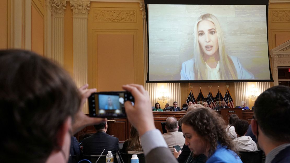 La ex asesora principal de la Casa Blanca, Ivanka Trump, aparece en una pantalla de video durante la audiencia pública del jueves por la noche.