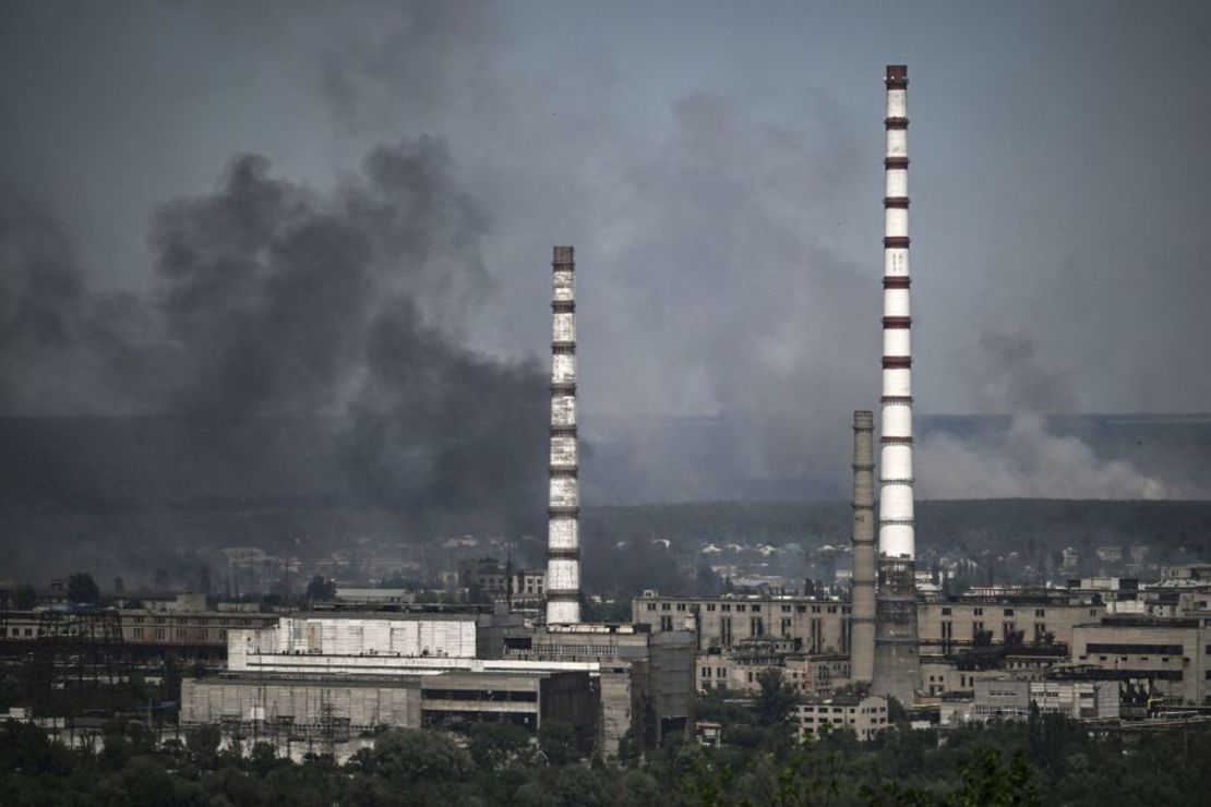 El humo negro y la suciedad se elevan desde la cercana ciudad de Severodonetsk durante la batalla entre las tropas rusas y ucranianas en la región oriental ucraniana de Donbas el 9 de junio de 2022.