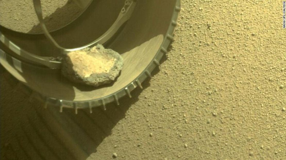 El rover Mars Perseverance ganó un nuevo compañero de viaje cuando una roca se subió a su rueda hace cuatro meses mientras exploraba el cráter Jezero.