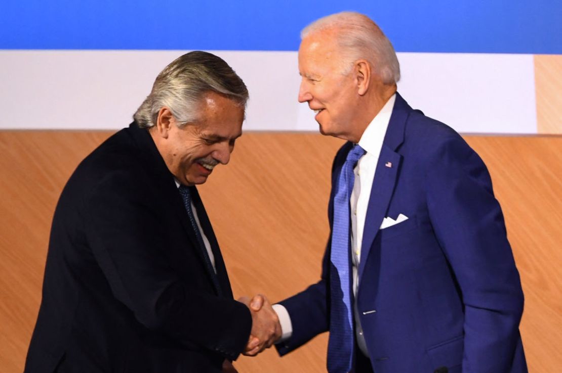 El presidente de Argentina, Alberto Fernández (izq.), estrecha la mano del presidente de EE.UU., Joe Biden, tras intervenir durante una sesión plenaria de la IX Cumbre de las Américas en Los Ángeles, California, el 9 de junio de 2022.