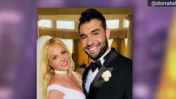 CNNE 1222236 - donatella versace, feliz de disenar los trajes de boda de britney spears y sam asghari