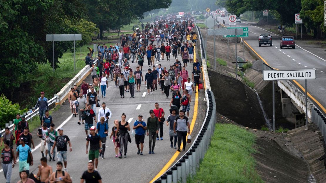 Migrantes que forman parte de una caravana que se dirige a EE.UU. caminan de Huixtla a Escuintla, estado de Chiapas, México, el 9 de junio de 2022.