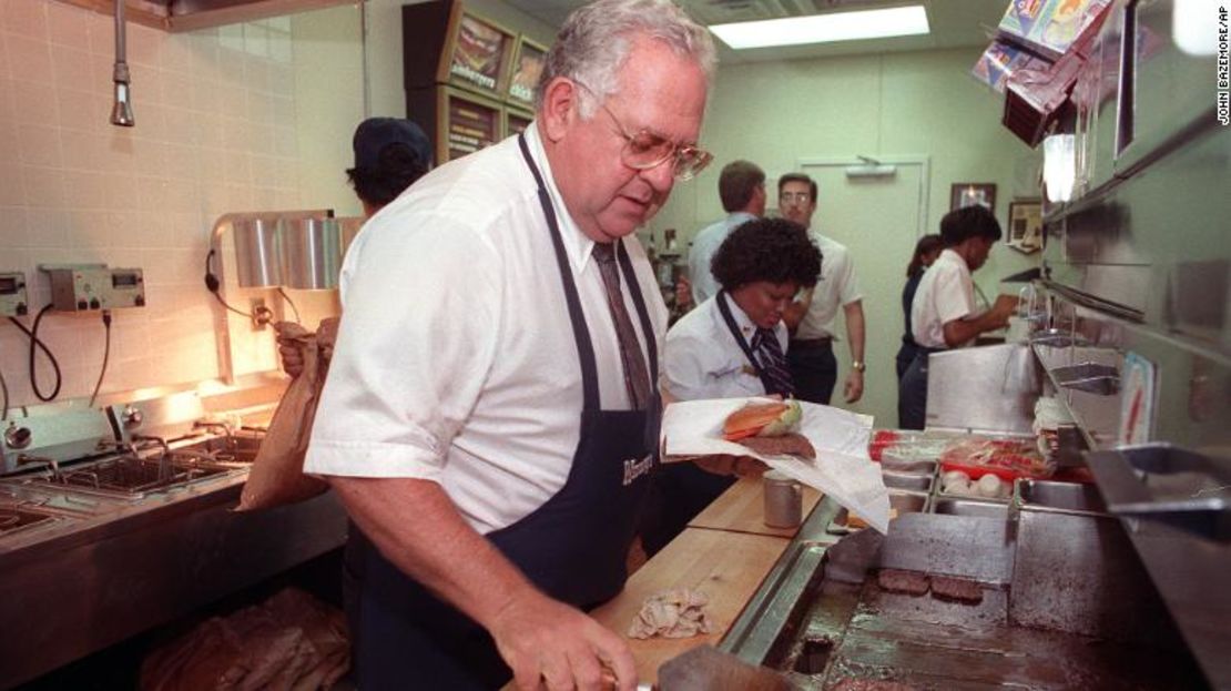 Dave Thomas, el fundador de Wendy's, tenía un estilo campechano y una personalidad de hombre común.