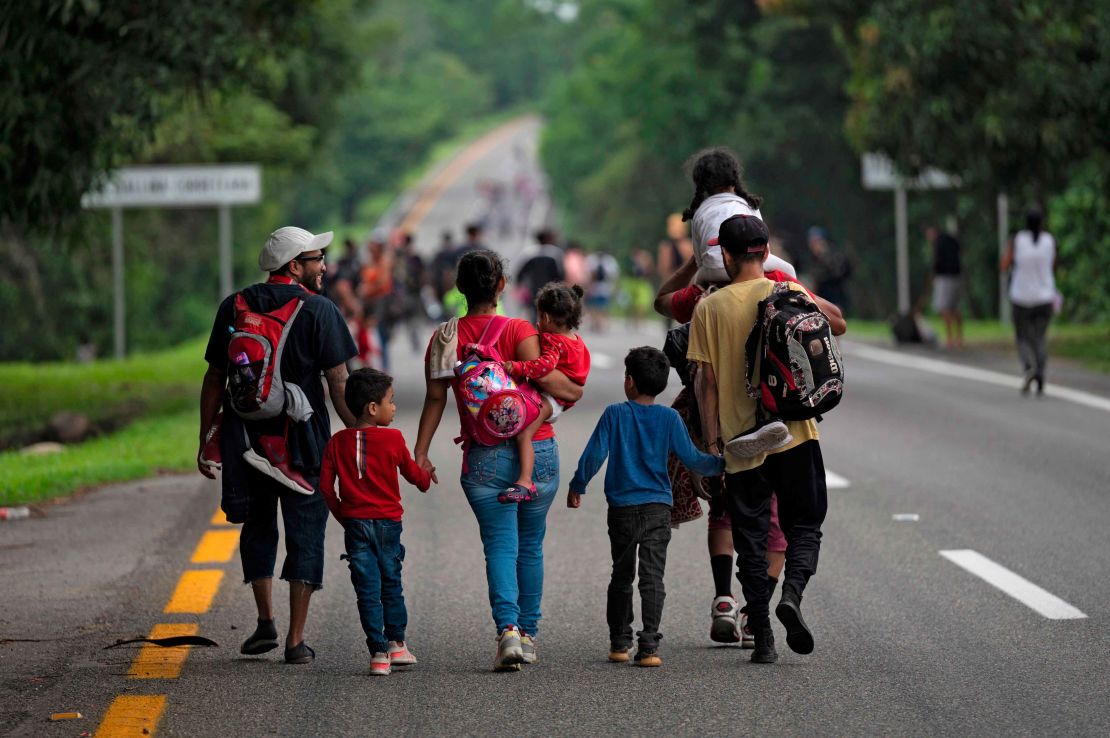 Migrantes que forman parte de una caravana que se dirige a EE.UU., caminan de Huixtla a Escuintla, estado de Chiapas, México, el 9 de junio de 2022. Crédito: PEDRO PARDO/AFP vía Getty Images