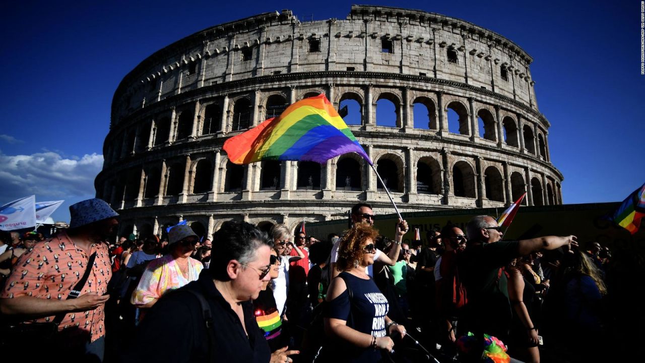 CNNE 1222503 - asi celebran el mes del orgullo lgbtq en roma