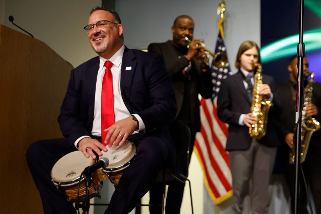 El secretario de Educación de EE.UU., Miguel Cardona, toca percusión latina mientras actúa con el aclamado artista de jazz Sean Jones y miembros del Herbie Hancock Jazz Institute Peer-To-Peer Jazz Sextet en Washington. Crédito: Chip Somodevilla/Getty Images