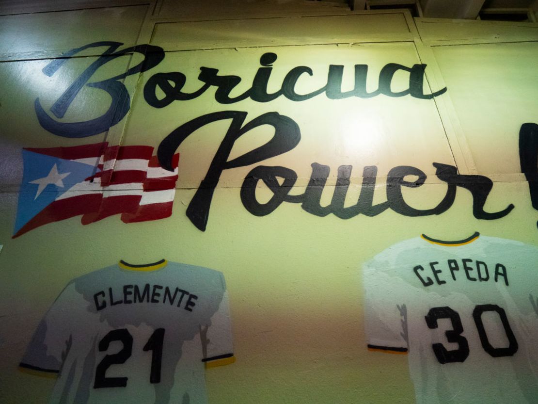 La pared de un pasillo que conduce al campo del Estadio Hiram Bithorn en San Juan, Puerto Rico. Foto tomada el 15 de noviembre de 2018 por Al Bello/Getty Images para Lumix