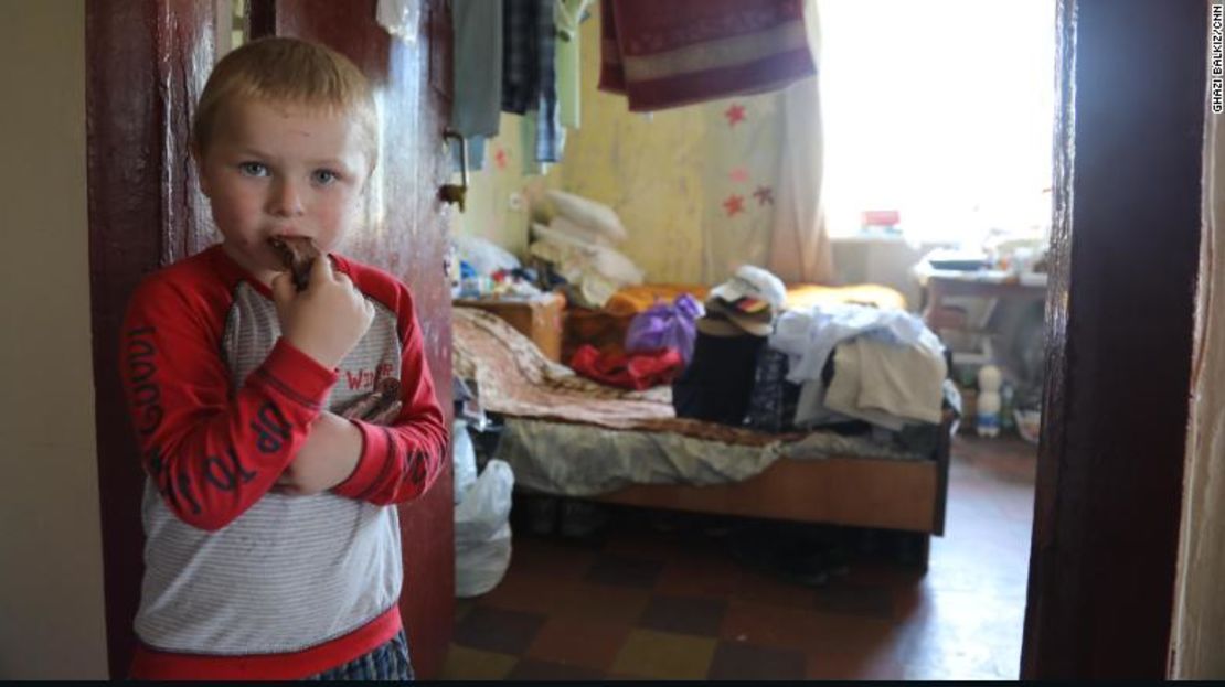 Kolya llegó a Bakhmut con su madre y su hermana en marzo para escapar de los bombardeos. Ahora vive con ellas en una pequeña habitación en un dormitorio de estudiantes.