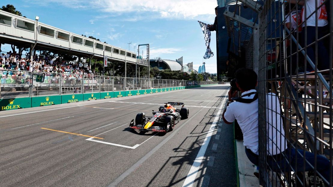 Verstappen cruza la bandera a cuadros en Bakú el 12 de junio de 2022. Crédito: HAMAD I MOHAMMED/POOL/AFP via Getty Images