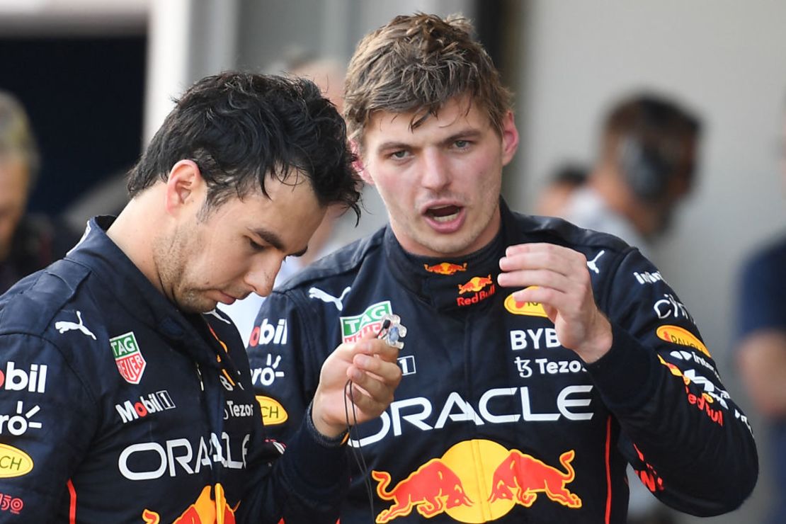 Max Verstappen celebra junto al piloto mexicano de Red Bull, Sergio Pérez, después del Gran Premio de Fórmula Uno de Azerbaiyán en el circuito de la ciudad de Bakú el 12 de junio de 2022. Crédito: NATALIA KOLESNIKOVA/AFP vía Getty Images