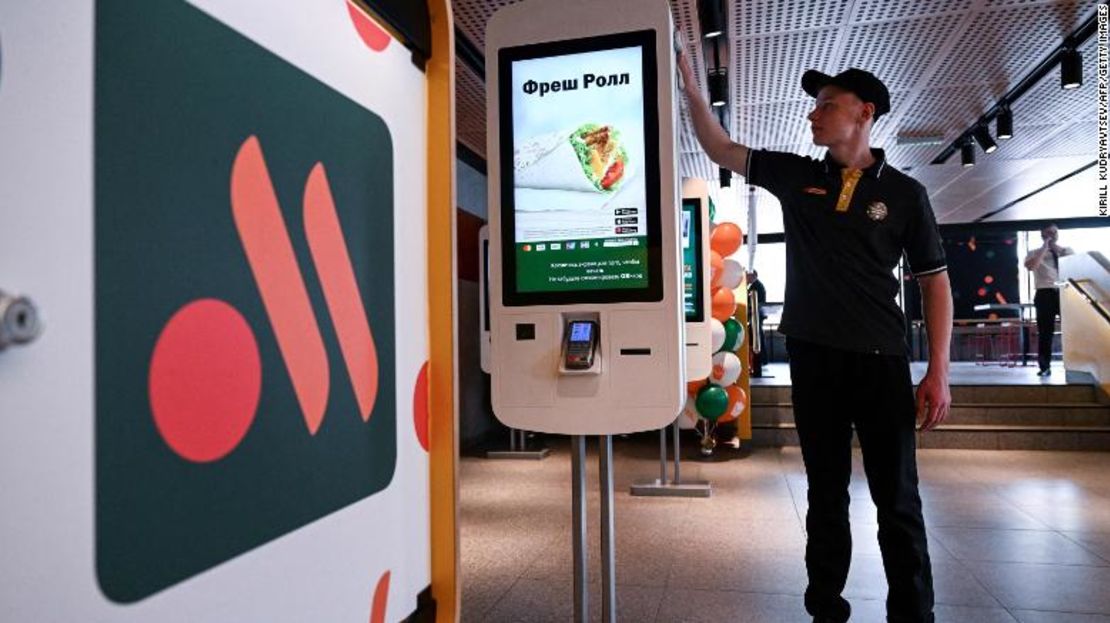 Un empleado limpia una máquina de autoservicio en la versión rusa de un antiguo restaurante McDonald's antes de la ceremonia de apertura, en Moscú.