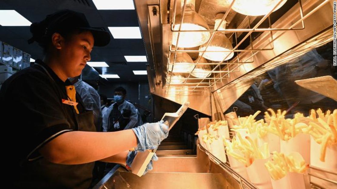 Un empleado prepara papas fritas en la versión rusa de un antiguo restaurante McDonald's.