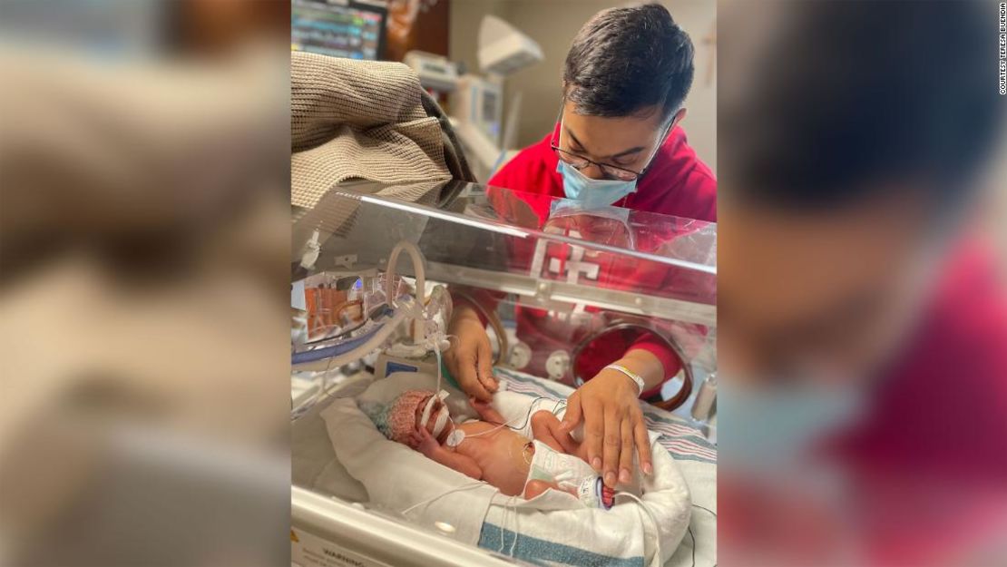 Josh Tello ha visitado a su hija, Rosalina, en el hospital todos los días de esta semana.