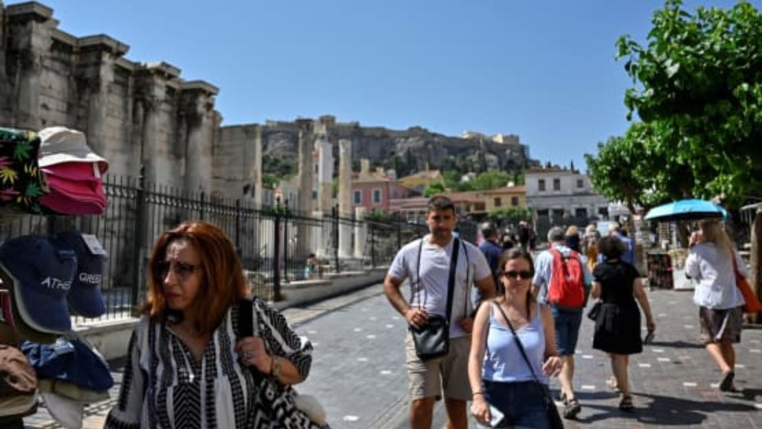 Turistas y lugareños pasean en una zona turística de Atenas, Grecia, el 1 de junio de 2022.