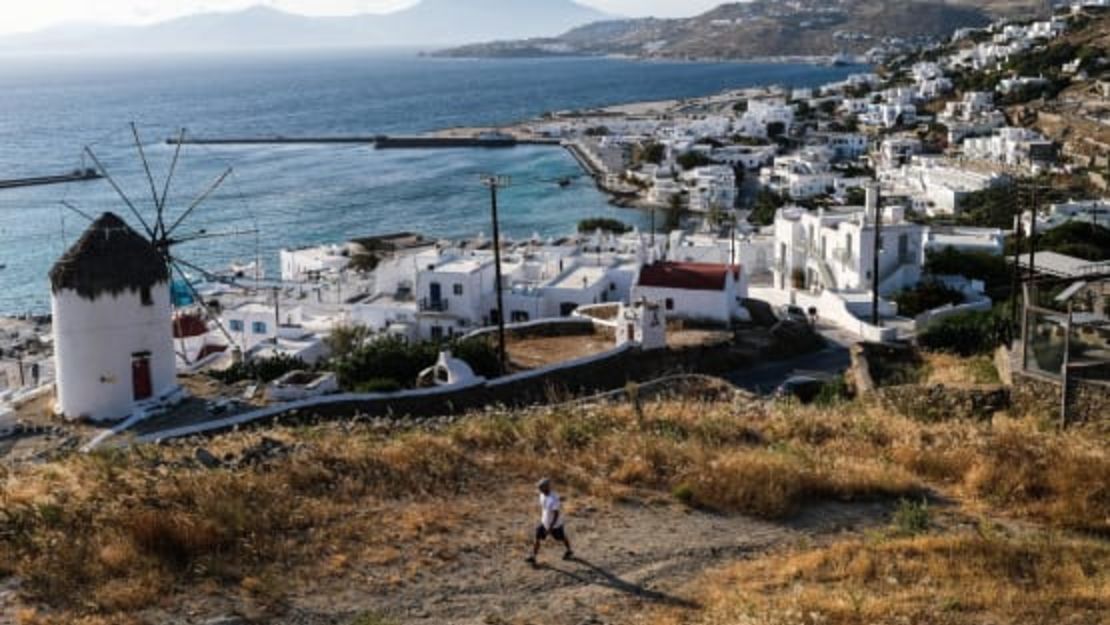 Una vista del molino de viento Boni y el Puerto Viejo de Mykonos en mayo de 2020. Este verano el alojamiento será escaso, dice un asesor de viajes.
