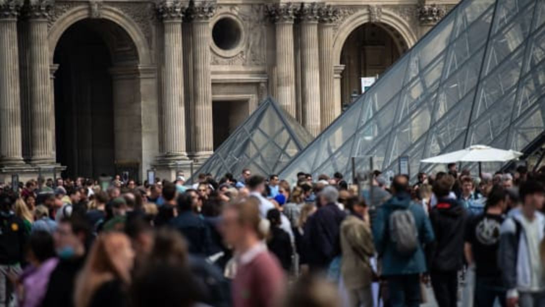 Los visitantes ya estaban en fila para ingresar al famoso Museo del Louvre de París el 29 de abril. La temporada de viajes de verano estará muy ocupada en muchas partes de Europa.