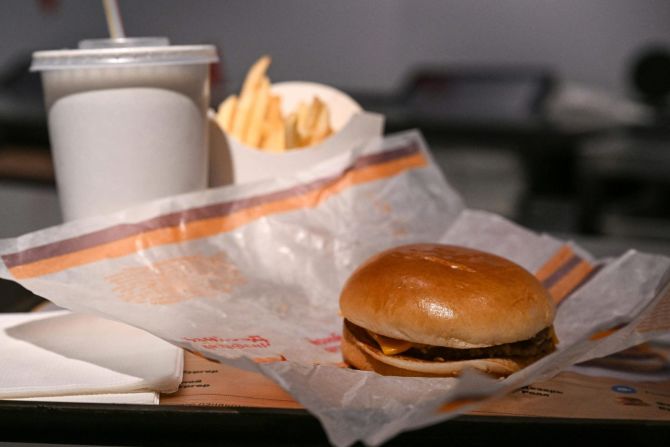 Los clientes de Vkusno & Tochka pueden comprar una hamburguesa doble con queso por 129 rublos (unos US$ 2,30), frente a los 160 de McDonald's, y una hamburguesa de pescado por 169 rublos, en lugar de los 190 anteriores.