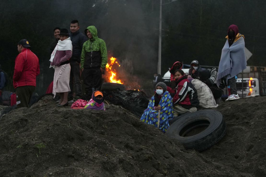 Indígenas y campesinos bloquean una carretera en San Juan de Pastocalle, provincia de Cotopaxi, Ecuador,en las primeras horas de este lunes 13 de junio de 2022.