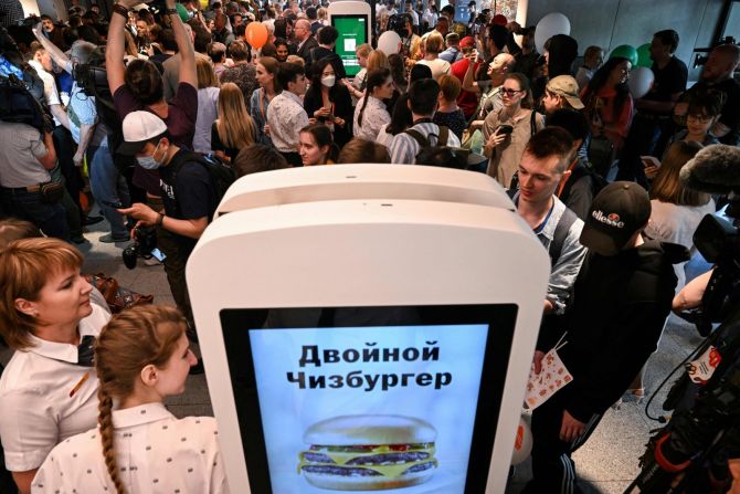 Los visitantes hacen sus pedidos en pantallas táctiles en la versión rusa de McDonald's tras la ceremonia de inauguración en Moscú el 12 de junio de 2022.