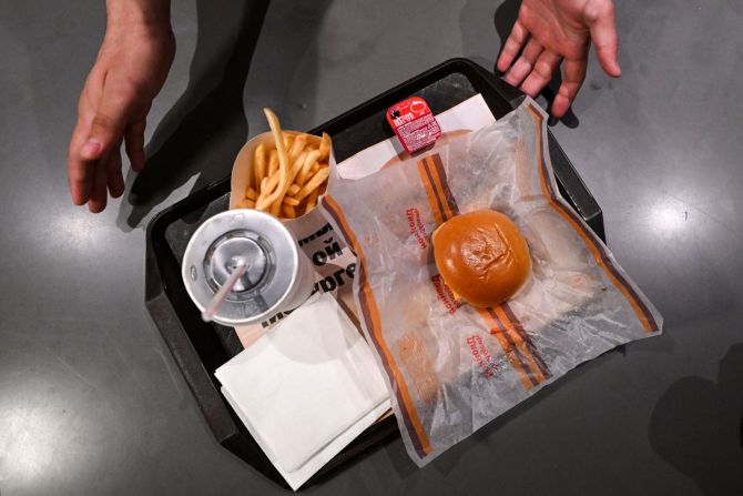 Esta fotografía tomada el 12 de junio de 2022 muestra una hamburguesa doble con queso que incluye papas fritas, salsa y una gaseosa en la versión rusa de McDonald's durante la ceremonia de inauguración en Moscú.