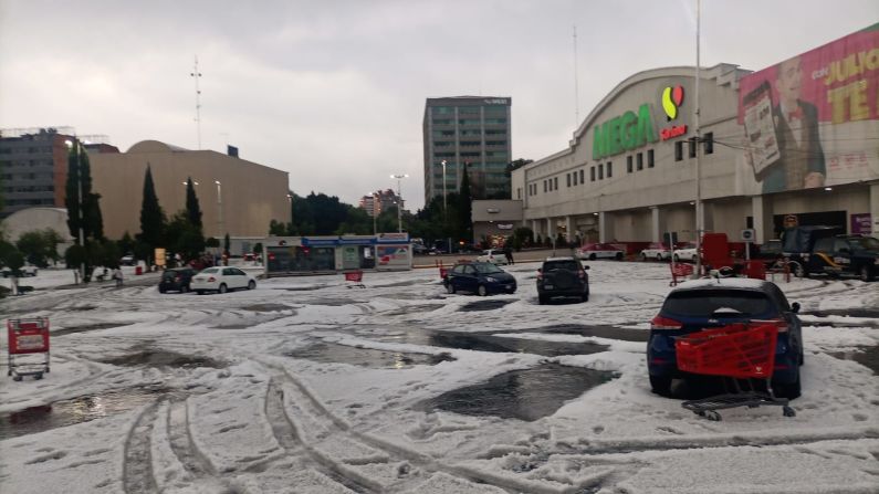 En la alcaldía de Benito Juárez, la acumulación de granizo hizo que se cayera el techo de una tienda de autoservicio. No se registraron lesionados en el incidente.